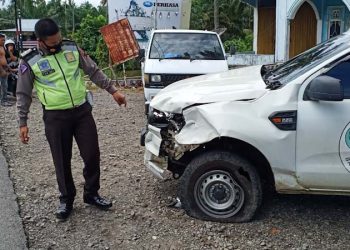 Polisi memeriksa ambulans yang menabrak sepeda motor di Pasaman Barat. (Foto: Ian)