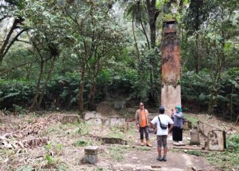 Tim BKSDA Bukittinggi meninjau bangunan yang dikabarkan peninggalan zaman Belanda di lereng Gunung Marapi. (foto: KW/langgam.id)