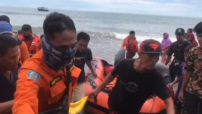 Kakak Beradik yang Tenggelam di Pesisir Selatan Ditemukan Meninggal Dunia