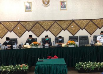 Ketua DPRD Padang Syafrial Kani didampingi Wakil Ketua serta Sekwan dan Plt Walikota Padang saat memimpun rapat paripurna. (Foto: ist)