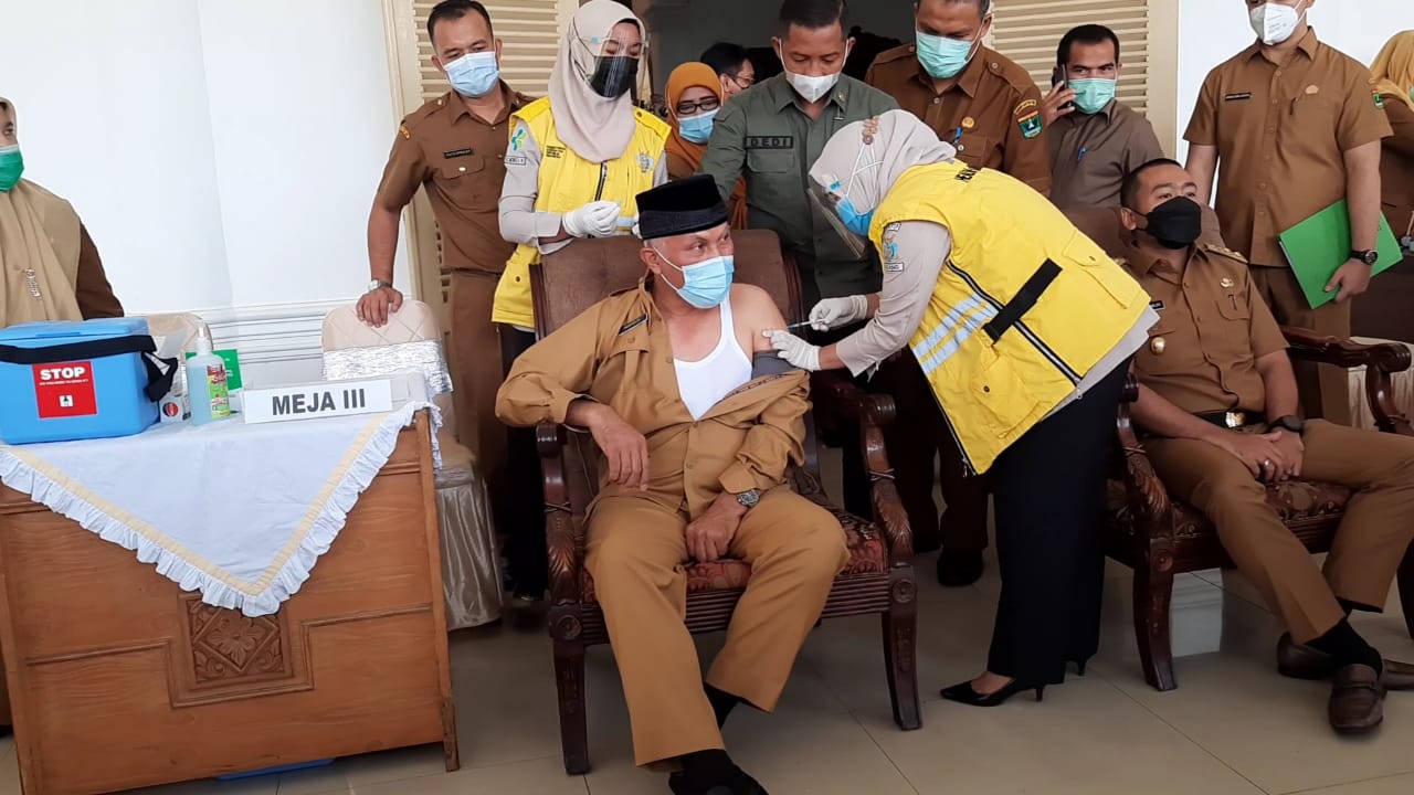 Gubernur dan Wagub Sumbar Disuntik Vaksin Covid-19