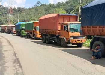 Antrean panjang kendaraan di Jalan Lintas Sumatra di  Sijunjung akibat adanya truk yang patas as dan yang terguling. (foto: Polres Sijunjung)