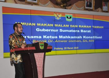 Ketua MK RI Anwar Usman memberikan kata sambutan saat ramah tamah dengan Gubernur Sumbar. (Foto: Humas Pemprov Sumbar)