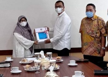 Plt. Bupati Solok Selatan Abdul Rahman menyerahkan LKPD ke BPK RI Perwakilan Sumbar. (foto: Humas dan Protokol Pemkab Solok Selatan)