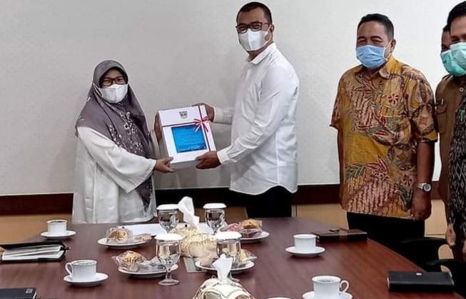 Plt. Bupati Solok Selatan Abdul Rahman menyerahkan LKPD ke BPK RI Perwakilan Sumbar. (foto: Humas dan Protokol Pemkab Solok Selatan)