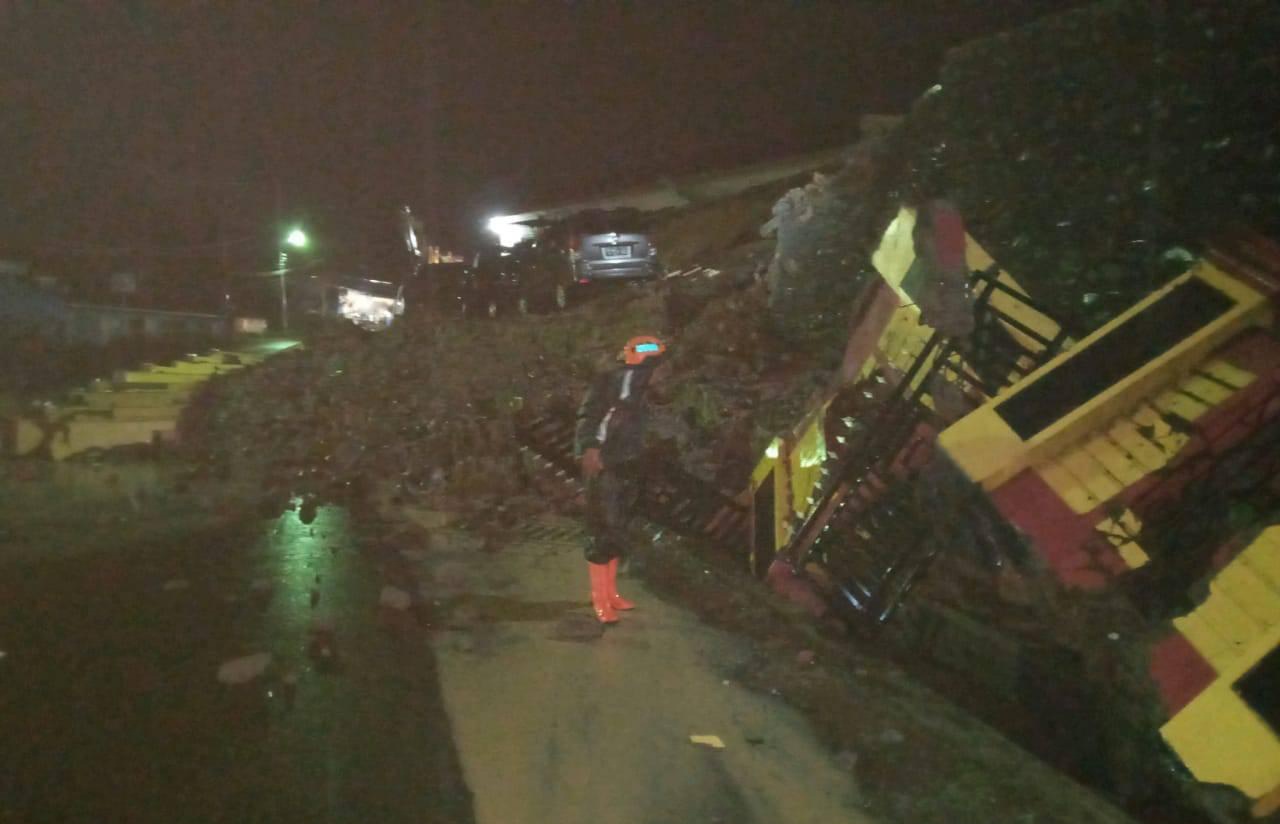 Curah Hujan Tinggi, Pagar Mapolres Tanah Datar Roboh