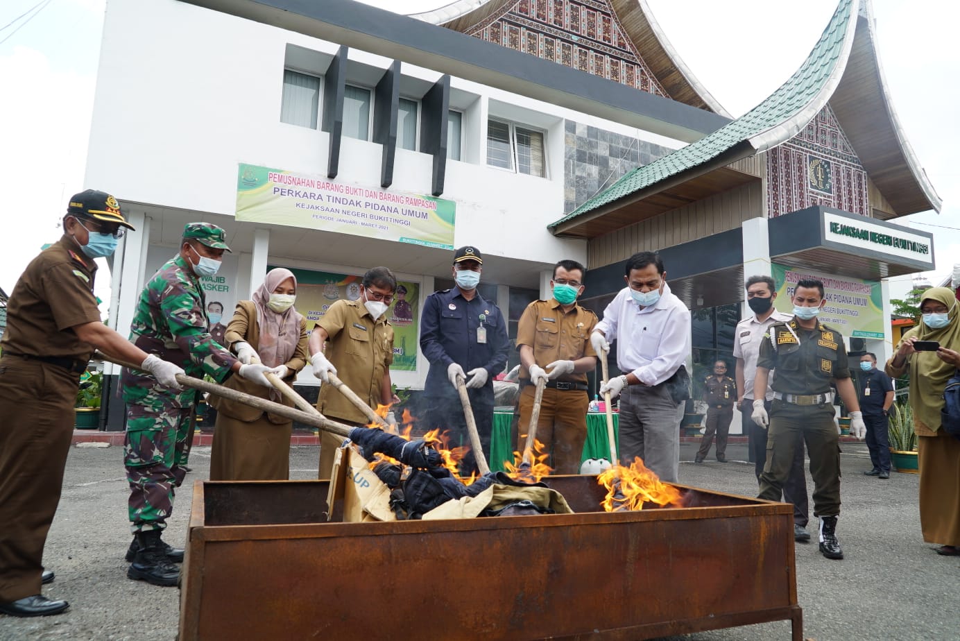 Kejari Bukittinggi Musnahkan Belasan Kilogram Ganja dan Sabu 