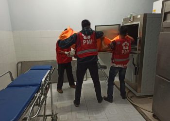 PMI Kota Bukittinggi evakuasi penemuan mayat ke RSAM. (foto: Istimewa)