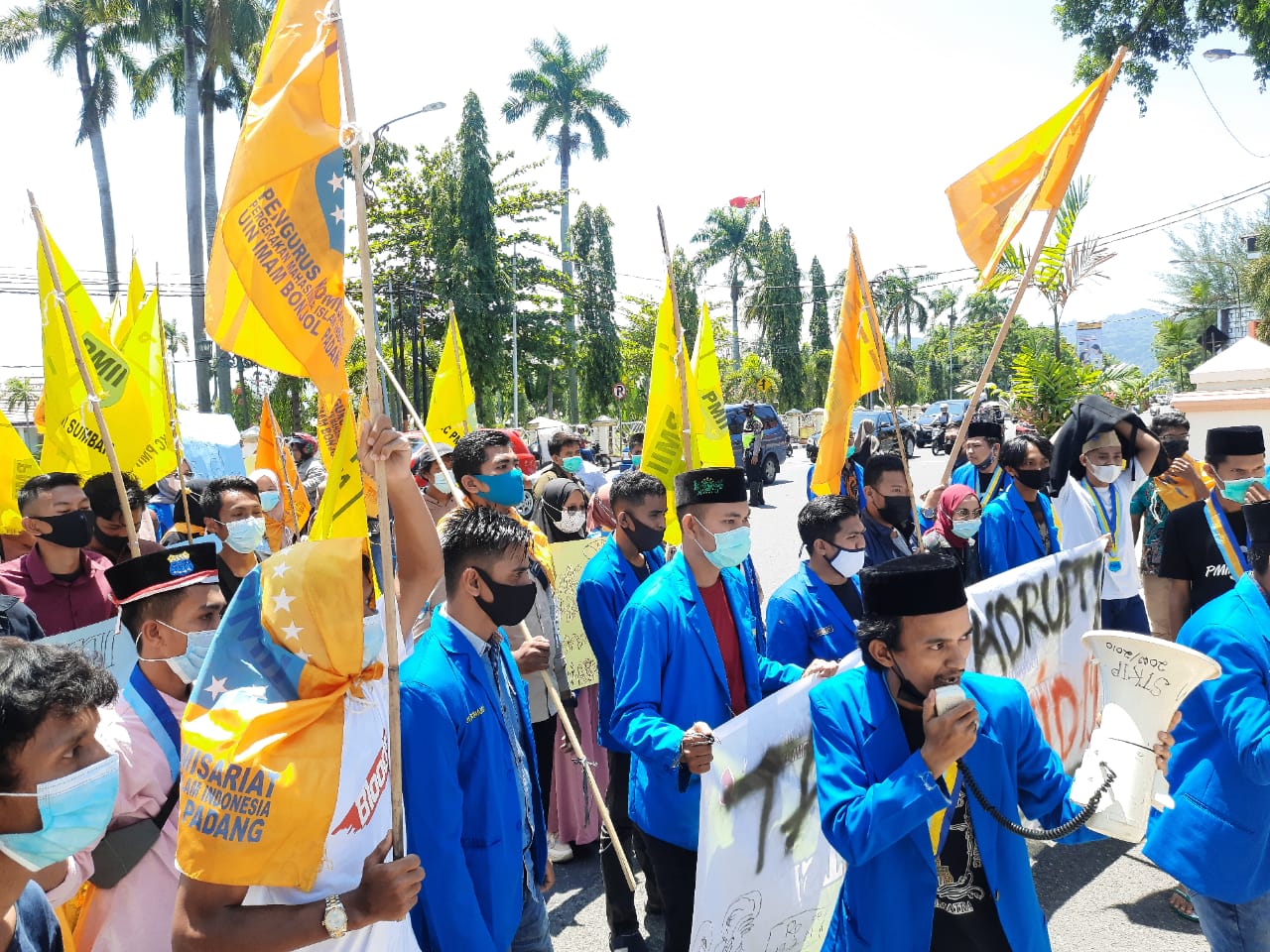 Peserta Demo Minta Gubernur Sumbar Tindak Pelaku Penyelewengan Dana Covid-19