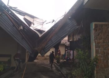 Atap rumah warga di Nagari Padang Lua yang rusak diterjang angin puting beliung. (foto: KW/Langgam.id)