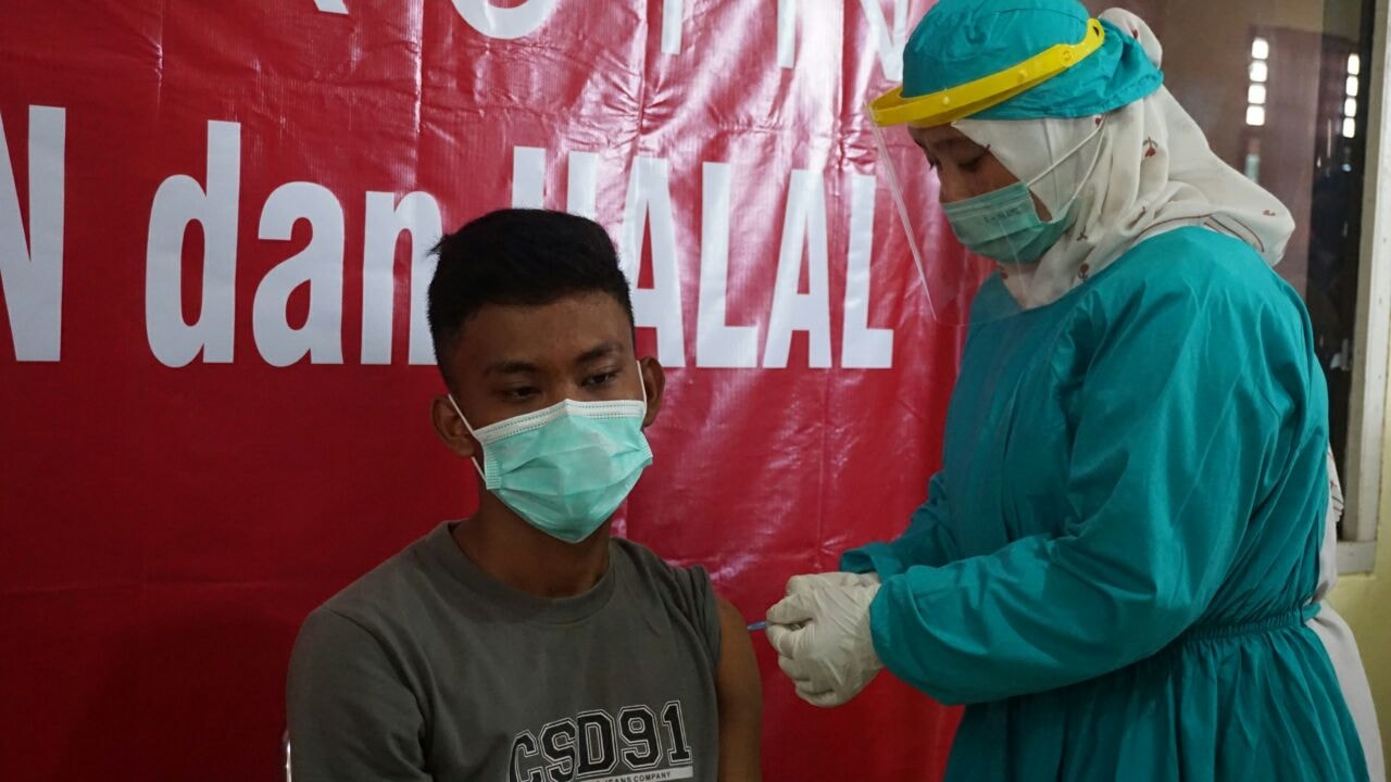 Puluhan Pedagang Pasar Nagari Sikabau Dharmasraya Divaksin