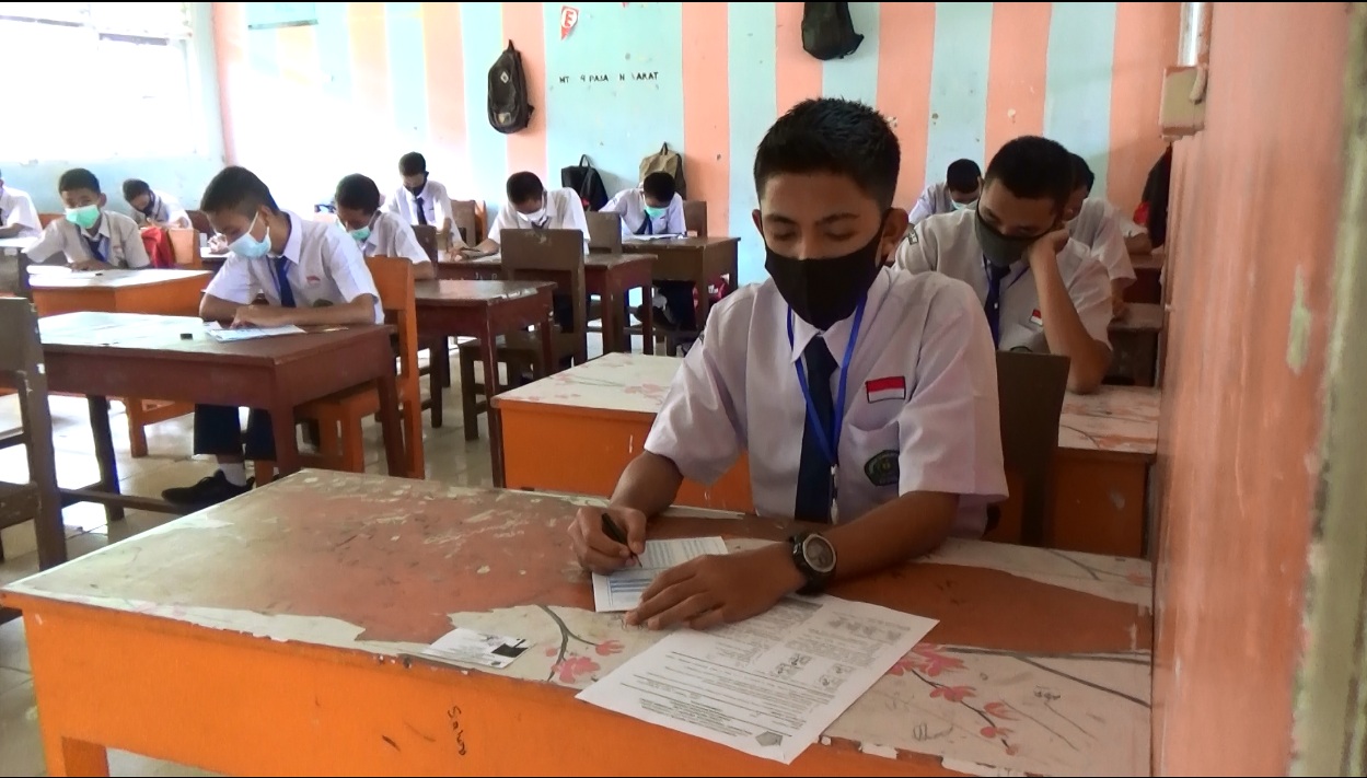 Ujian Akhir Madrasah di MTsN 4 Pasbar, Siswa dan Pengawas Ikuti Prokes