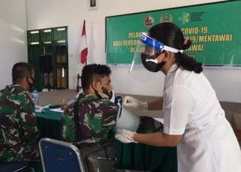 Vaksinasi anggota TNI di Mentawai. (Foto: Kodim Mentawai/Penrem 032 Wirabraja)