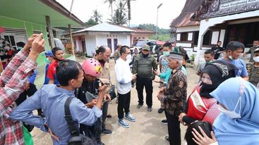 Wabup Limapuluh Kota Rizki Kurniawan mengunjungi Kampung Wisata Saribu Gonjong (Kampung Sarugo). (foto: Limapuluhkotakab.go.id)