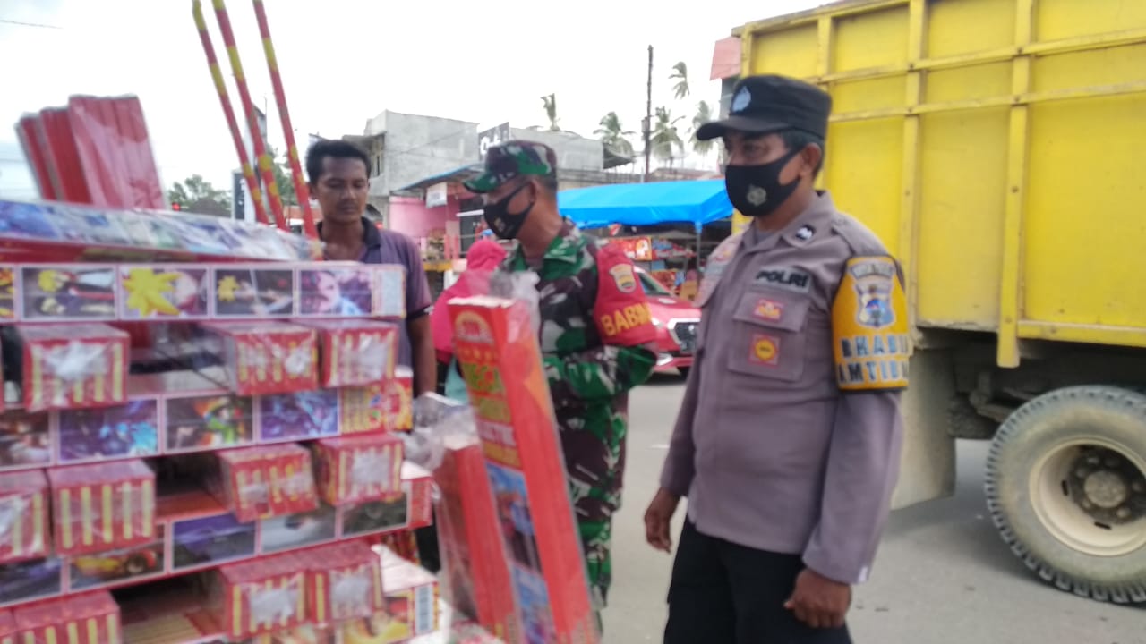 Pantau Prokes dan Cegah Kejahatan, Polisi dan TNI di Pasbar Keliling Pasar Pabukoan