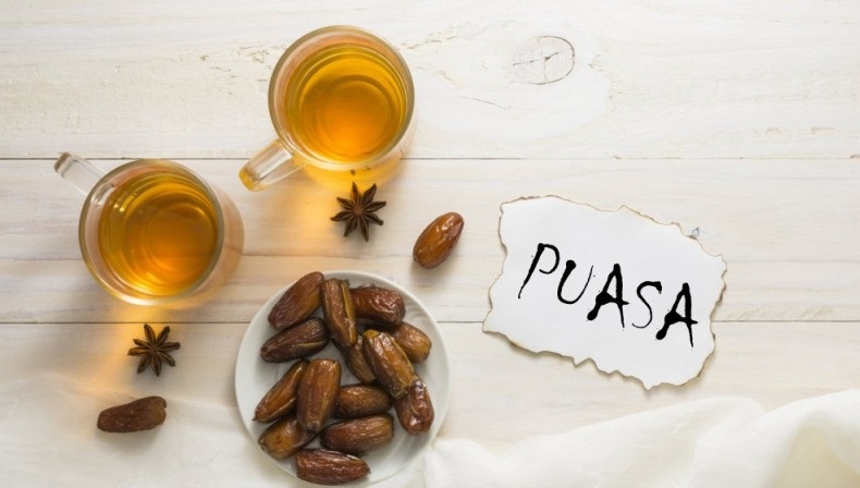 Saat bulan Ramadan, sekitar 10 menit menjelang azan subuh berkumandang, di sejumlah daerah Indonesia, terdengar suara orang