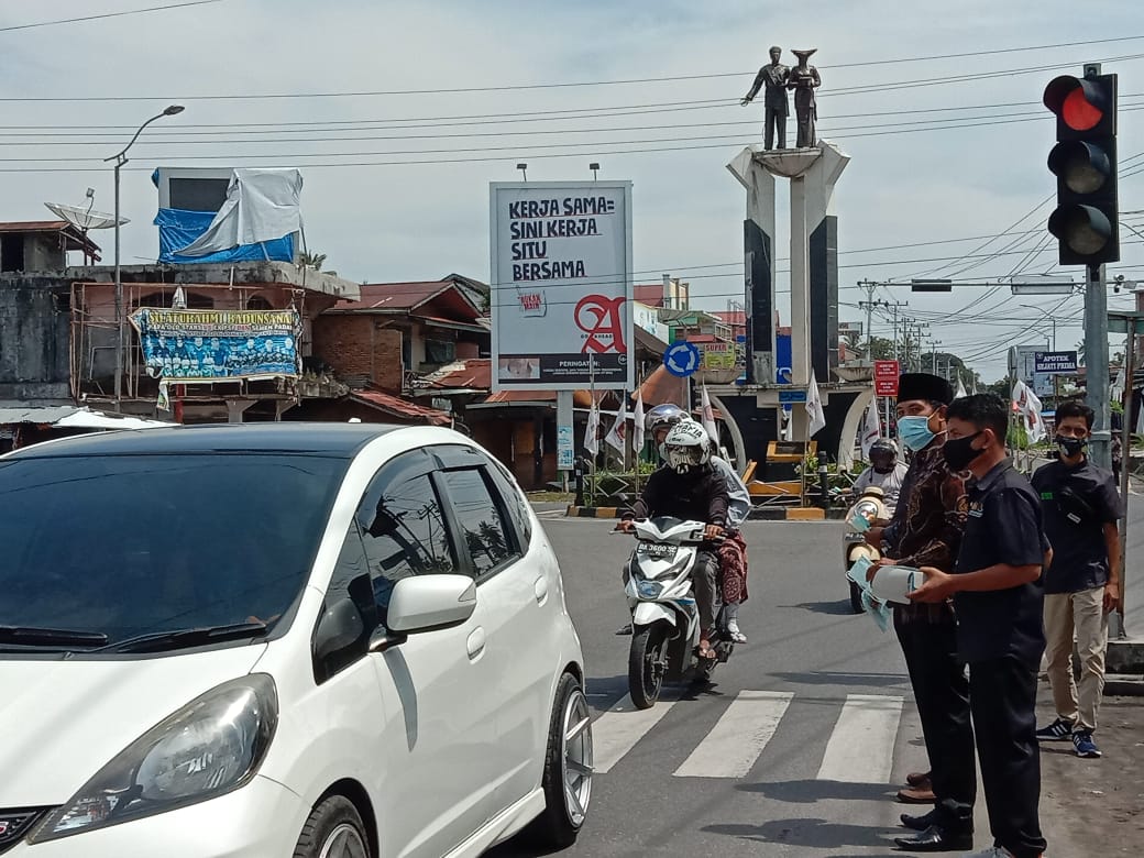 Peringati Hari Jadi, Bawaslu Pasaman Barat Bagikan Masker di Jalanan