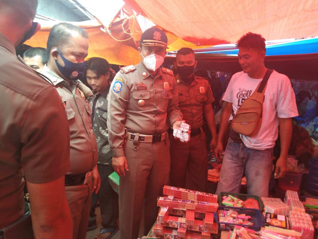 Satpol PP Razia Pedagang Petasan dan Rumah Makan di Pasaman Barat