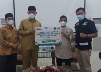 Gubernur Sumbar Mahyeldi menyerahkan bantun untuk para korban bencana alam gempa di Sulawesi Barat melalui ACT Sumbar. (foto: Pemprov Sumbar)