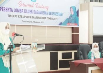 Ketua TP PKK Kabupaten Dharmasraya Dewi Sutan Riska memberikan kata sambutan saat membuka secara resmi Lomba Kader Dasawisma Berprestasi Tingkat Kabupaten Dharmasraya. (foto: Pemkab Dharmasraya)
