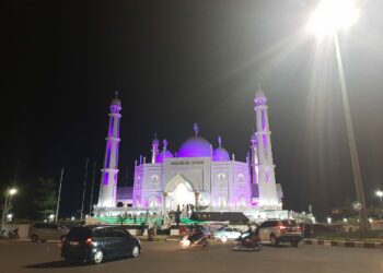 Suasana Masjid Al Hakim di malam hari. (foto: Wista Yuki/langgam.id)
