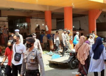 Satgas PPKM menggelar operasi penertiban bagi  warga yang tidak menerapkan protokol kesehatan di Pasar Raya Padang. (foto: tribratanews.sumbar.polri.go.id)