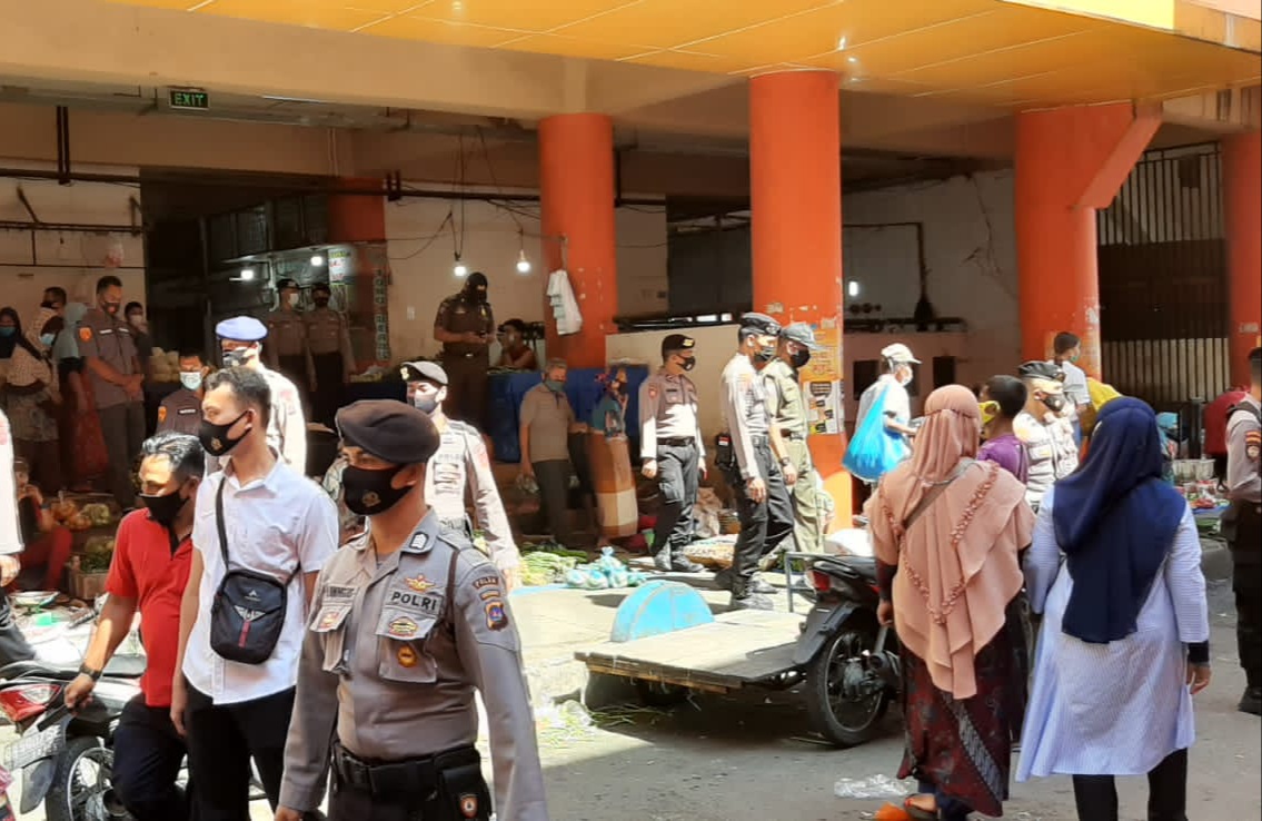 Satgas PPKM Lakukan Penertiban Warga Tak Bermasker di Pasar Raya Padang
