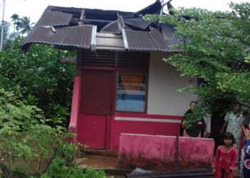 Rumah rusak akibat angin kencang di Pasaman Barat. (foto: Ian/langgam.id)