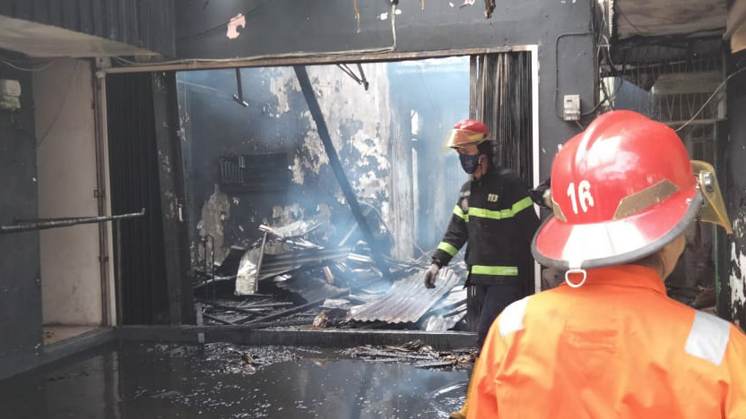 Sejumlah Toko dan Rumah di Jalan Abdul Muis Padang Terbakar