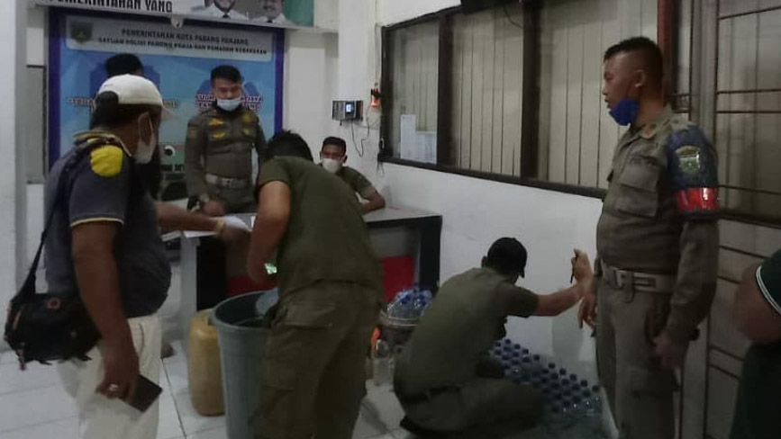 Razia Gabungan di Padang Panjang, Petugas Sita 92 Botol Tuak
