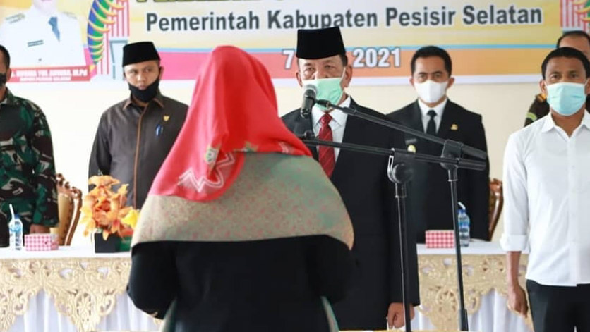 Rusma Yul Anwar Lantik Pj Sekda Pesisir Selatan Pengganti Muskamal