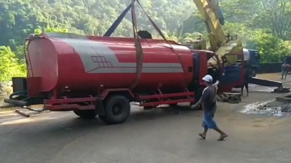 Truk CPO Dievakuasi, Jalur Sitinjau Lauik Kembali Bisa Dilalui