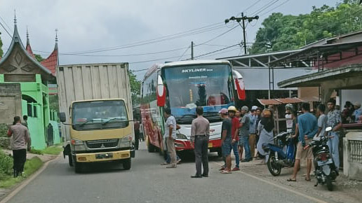 Kronologi Bus Gumarang Jaya Tabrak 5 Pelajar SD di Tanah Datar