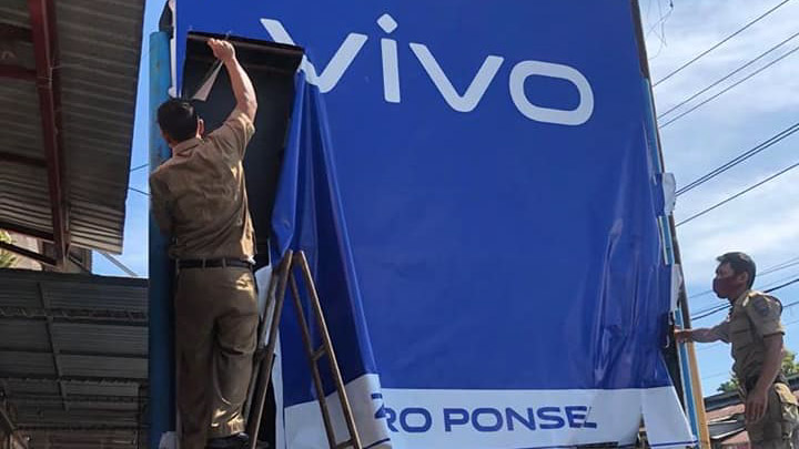 Pajak Menunggak, Reklame Vivo di Pasaman Barat Dibongkar Petugas