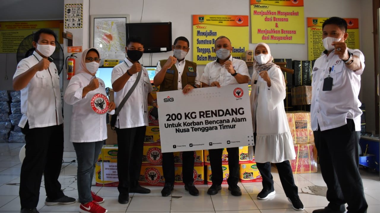 Bantu Korban Bencana di NTT, Semen Padang Kirim 200 Kg Rendang