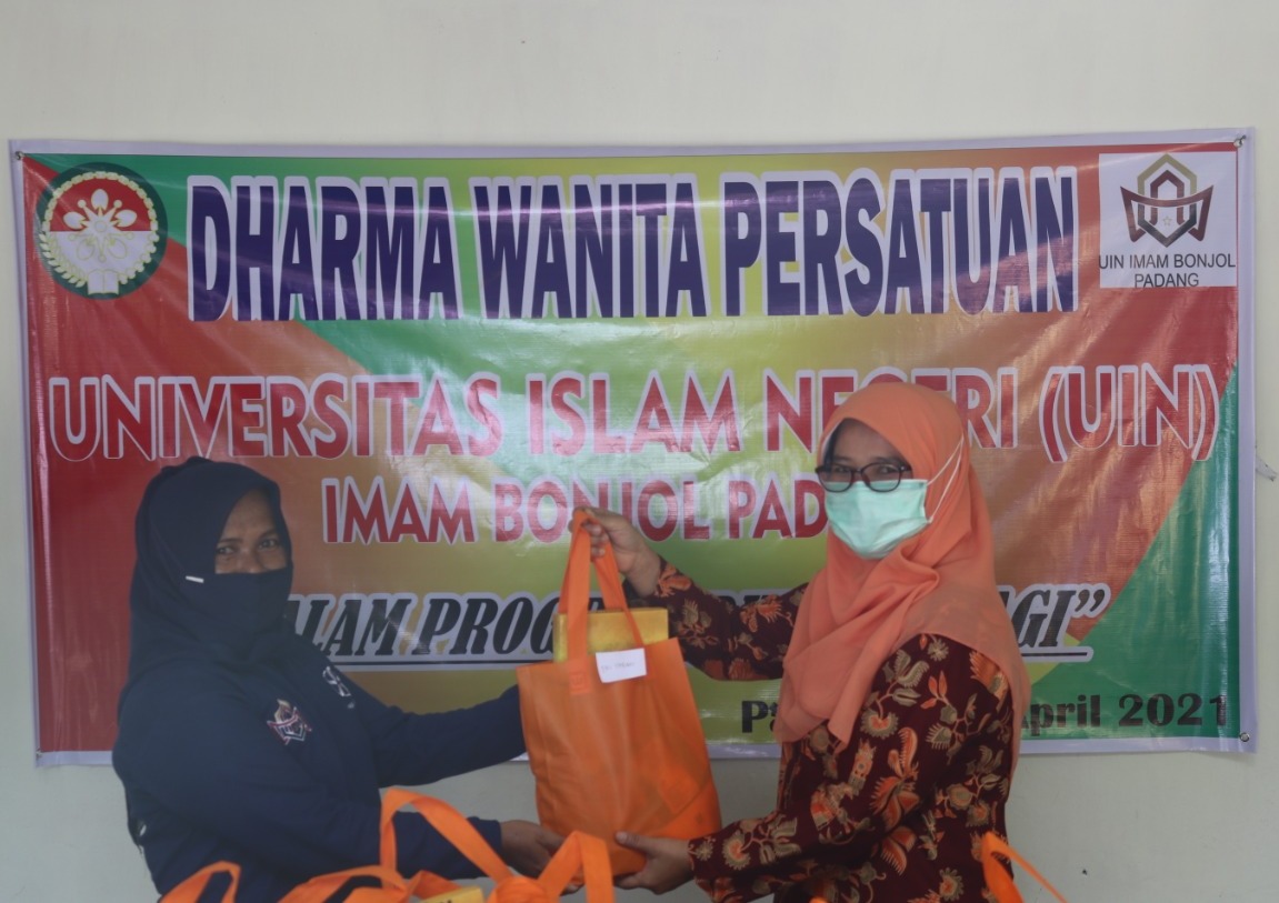 Dharma Wanita Persatuan UIN IB Padang Bagikan Paket Sembako