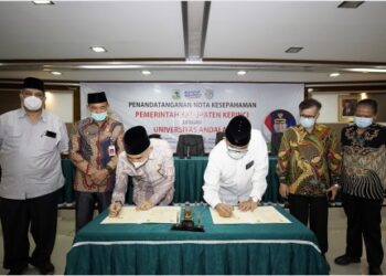 Rektor Unand Yuliandri bersama Bupati Kerinci Adirozal menandatangani MoU dalam peningkatan kualitas SDM. (Foto: dok humas)