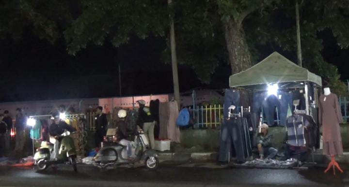 Pedagang Baju Lebaran Mulai Menjamur di Jalanan Bukittinggi