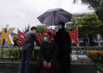 Alde Maulana melakukan aksinya di depan Kantor BPK Perwakilan Sumbar. (foto: Rahmadi/langgam.id)