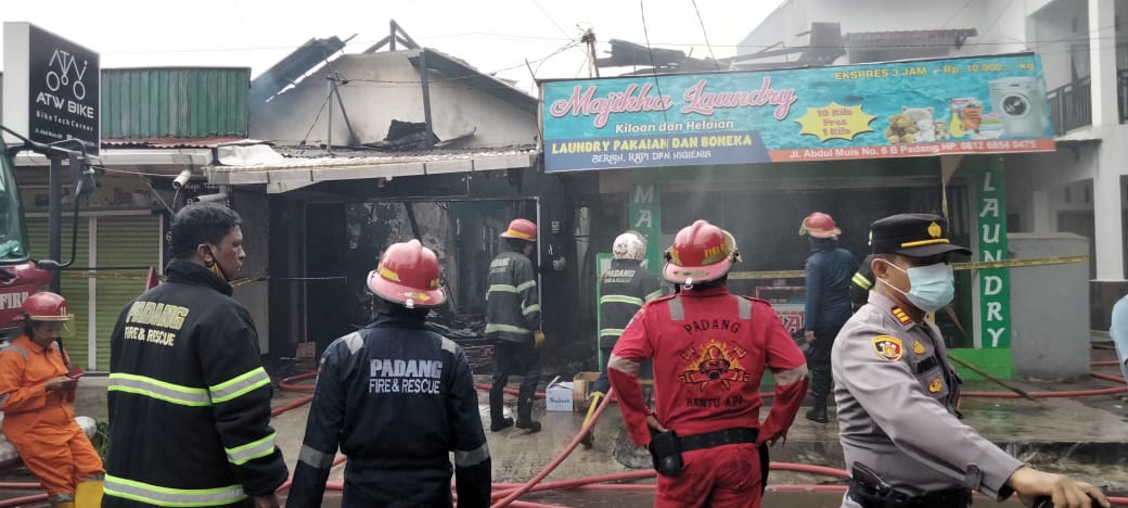 Kebakaran di Jalan Abdul Muis Padang Hanguskan 5 Bangunan, 15 KK Terdampak