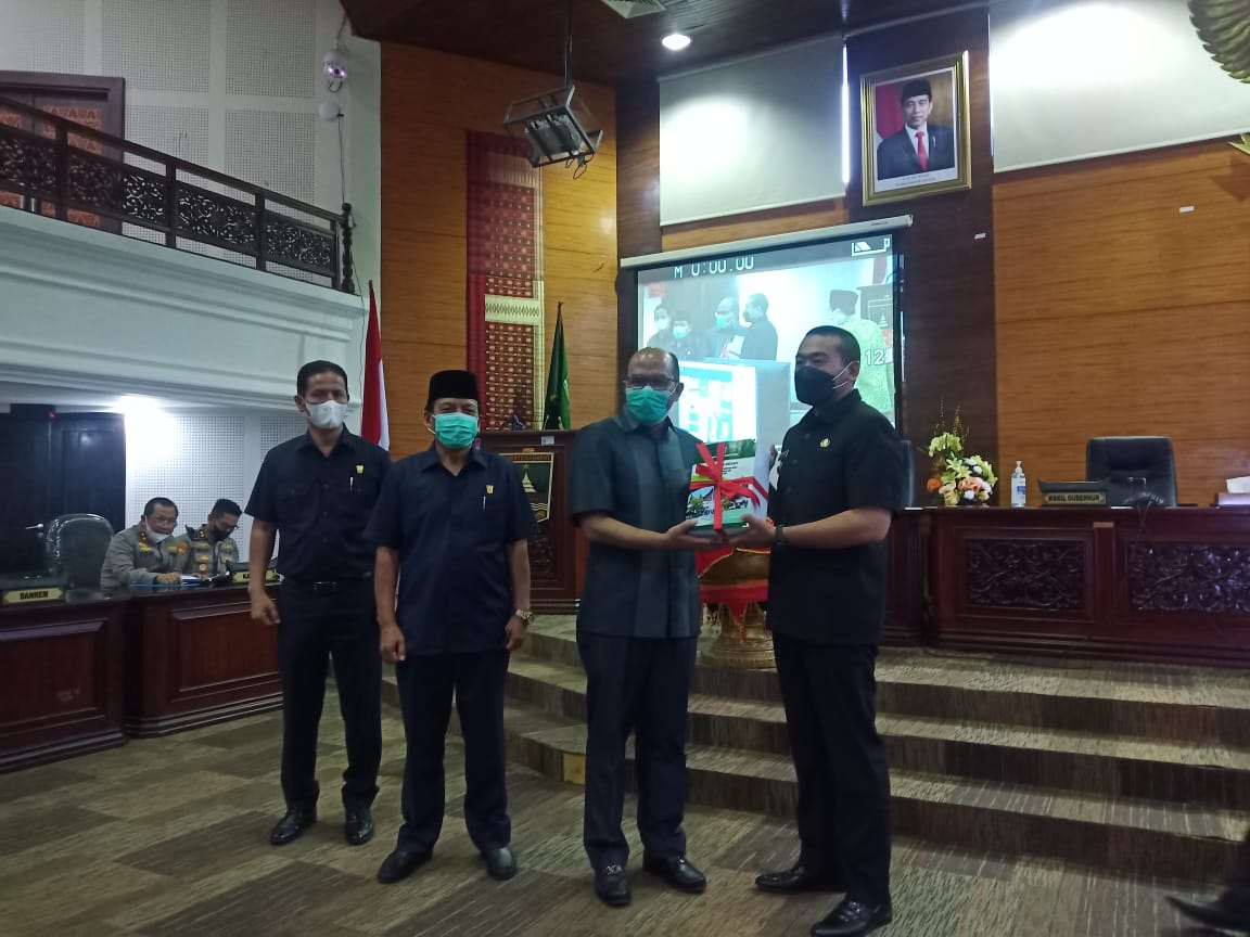 DPRD Sumbar Serahkan Hasil Reses Masa Persidangan Kedua ke Pemprov