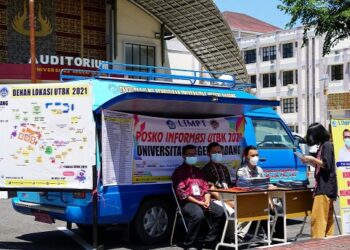 Panlok UTBK UNP mendirikan mobile posko informasi di kampus tersebut. (foto: unp.ac.id)
