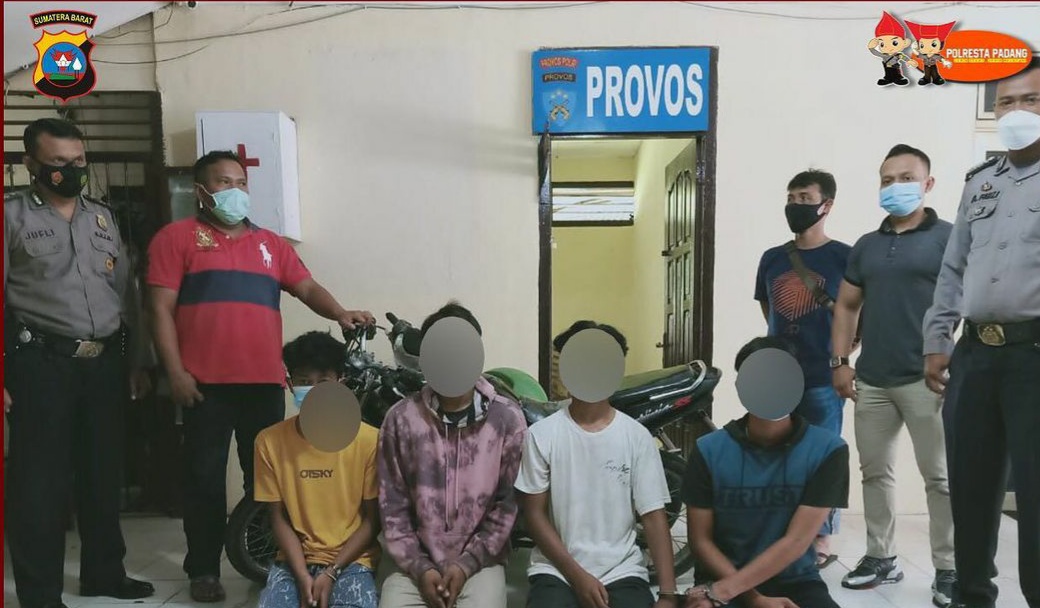 Bekuk 4 Pelaku Dugaan Penganiayaan di Padang, Polisi Sita Sebuah Samurai 