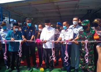 Gubernur Sumbar Mahyeldi menggunting pita saat launching KMP Tanjung Burang di Pelabuhan Bungus. (foto: Humas Pemprov Sumbar)