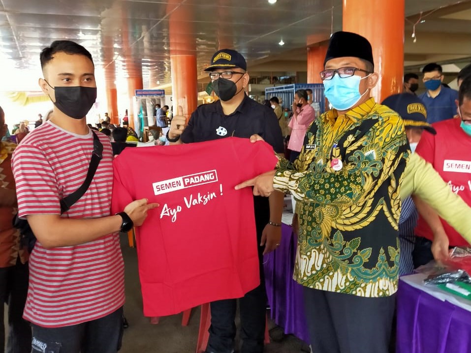 Semen Padang Bagikan Kaos Dukung Program Vaksinasi Bagi Warga Pasar