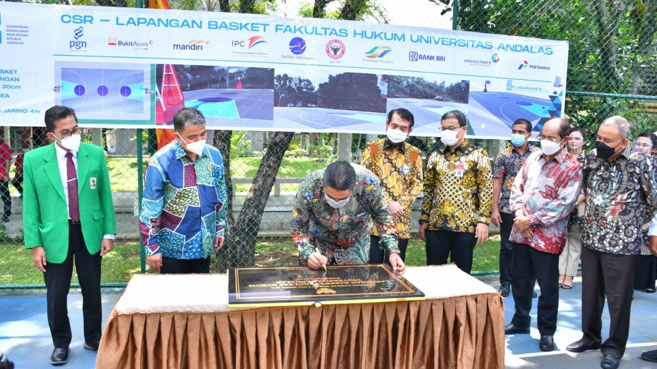 Ketua MK Resmikan Proyek GSG & Lapangan Basket FH Unand yang Dibangun 10 BUMN