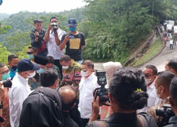 Menteri Perencanaan Pembangunan Nasional (PPN)/Kepala Bappenas Suharso Monoarfa  meninjau jalan Sitinjau Lauik. (foto: Rahmadi/langgam.id)