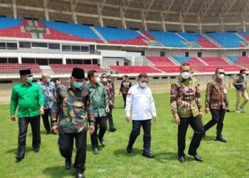 Menteri PPN/Kepala Bappenas Suharso Monoarfa didampingi Gubernur Sumbar Mahyeldi dan Wagub Audy Joinaldy berkunjung ke Stadion Utama Sumbar. (foto: IG @mahyeldisp)