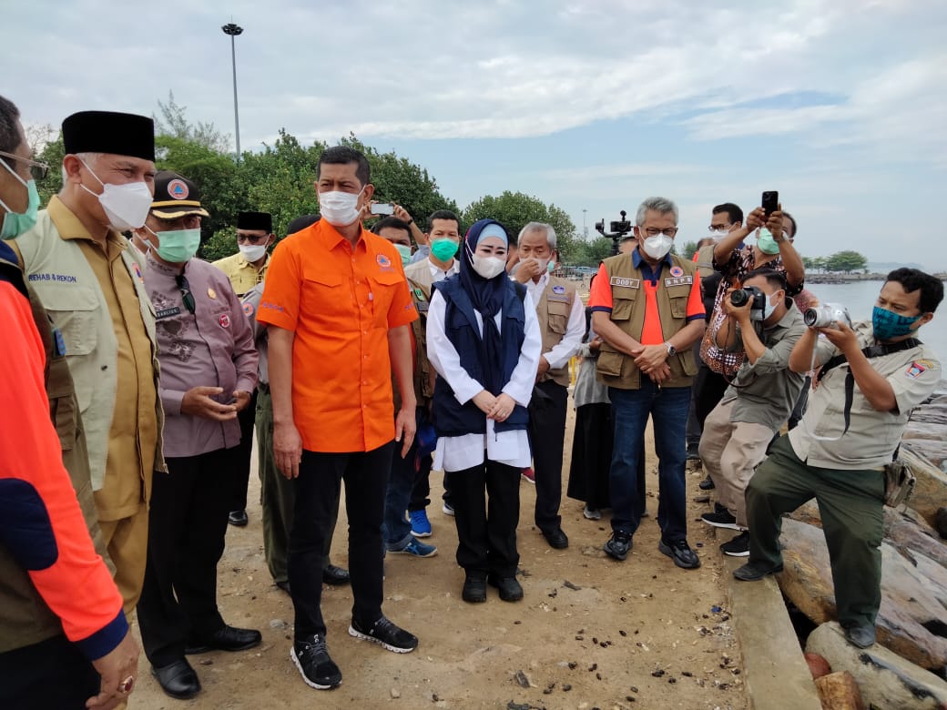 Tak Cukup Sea Wall, Doni Monardo Minta Pesisir Barat Sumbar Ditanami Tumbuhan Vegetasi