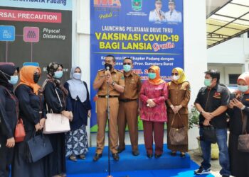 Launching pelayanan vaksin covid-19 drive thru gratis di kampus Stikes Mercu Baktijaya Siteba, Kota Padang. (foto: Rahmadi/langgam.id)